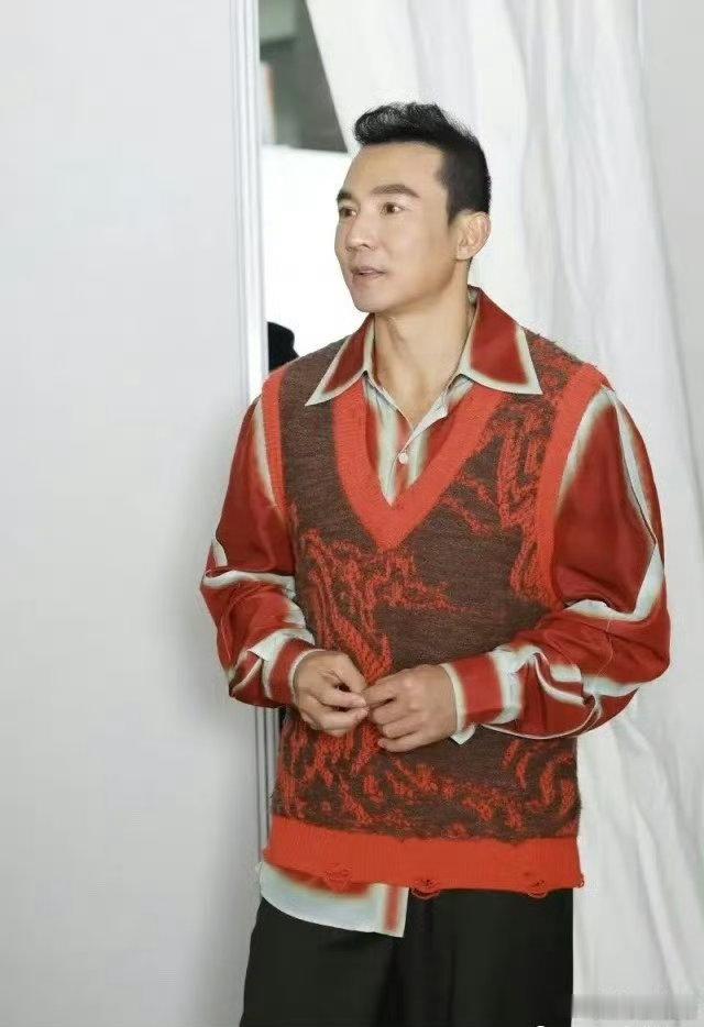 #刘畊宏直播回应难听上热搜##刘畊宏直播# 热搜词条刷屏，刘畊宏直播直面难听的评价，表达自己对于舞台的真实态度。 ​