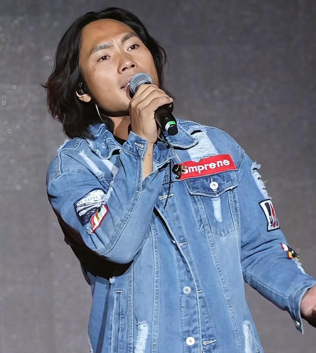 李克勤没赶上演出，结果观众席里一个叫侯浪的草根歌手被临时拉上台救场。
没有彩排，没有提词器，面对近三万人，他硬是连唱了将近20首，撑了两个小时。事后李克勤拥抱他致谢，侯浪说，平时最多唱几千人的场子，这么大的舞台是头一次，能帮上忙还和偶像同台，挺自豪的。
换个人，未必有这底气。机会来的时候，能不能接住