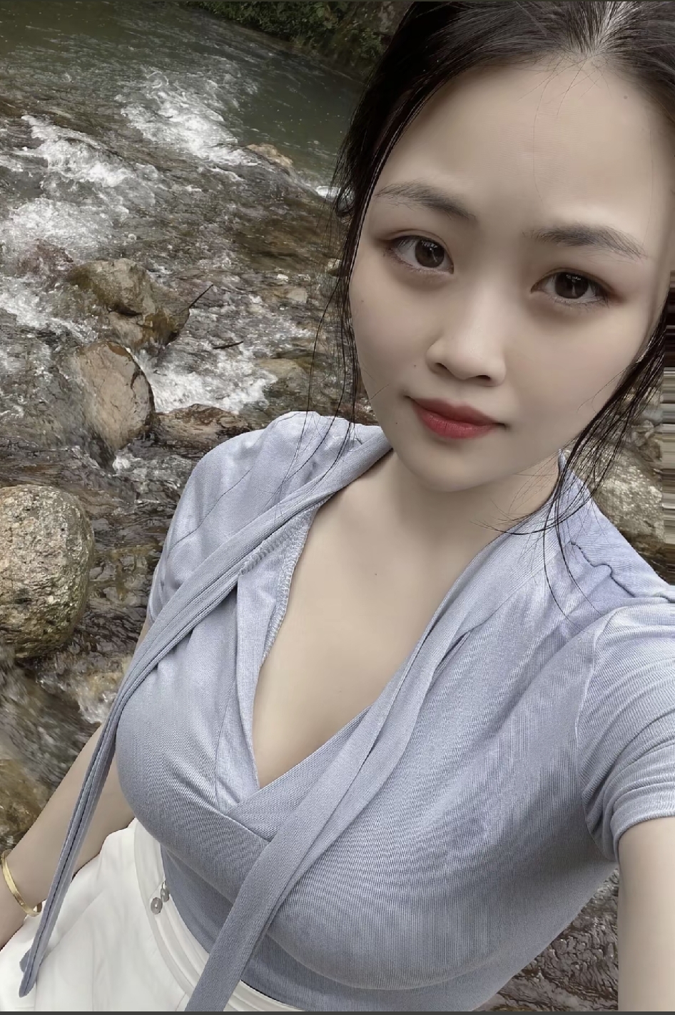 真正清醒的婆媳关系：不远不近，各自安好
 
慢慢发现，最好的婆媳关系，从来不是亲如母女。
很多女生刚结婚，都真心把婆婆当家人，掏心掏肺、事事忍让、处处懂事。
 
后来才明白：婆婆可以善良，但永远成不了妈。
母女吵架，隔天就和好，毫无芥蒂；
婆媳一旦有隔阂，心里的结，一辈子都在。
 
母女可以任性、可