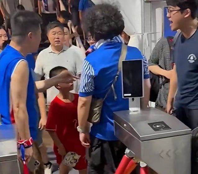 球场观赛应当理性克制。赛后场外冲突事件最新进展，三名涉事人员已被依法拘...