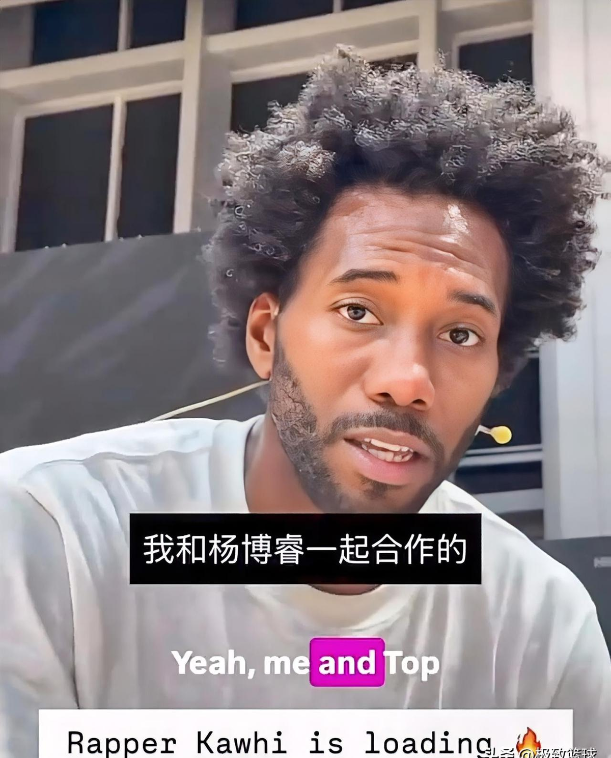 伦纳德前阵子中国行的视频里，被网友发现他手机屏幕上正盯着联盟调查他阴阳合同的新闻。
这个细节挺戳我的。
以前总觉得他像个机器人，对外界什么声音都没反应。
但看到他低头刷自己负面消息的那一瞬间，我突然觉得这人真实了不少。
其实想想也对，这直接关系到他的职业生涯，谁能真的不在乎？
平时那种无所谓，可能只