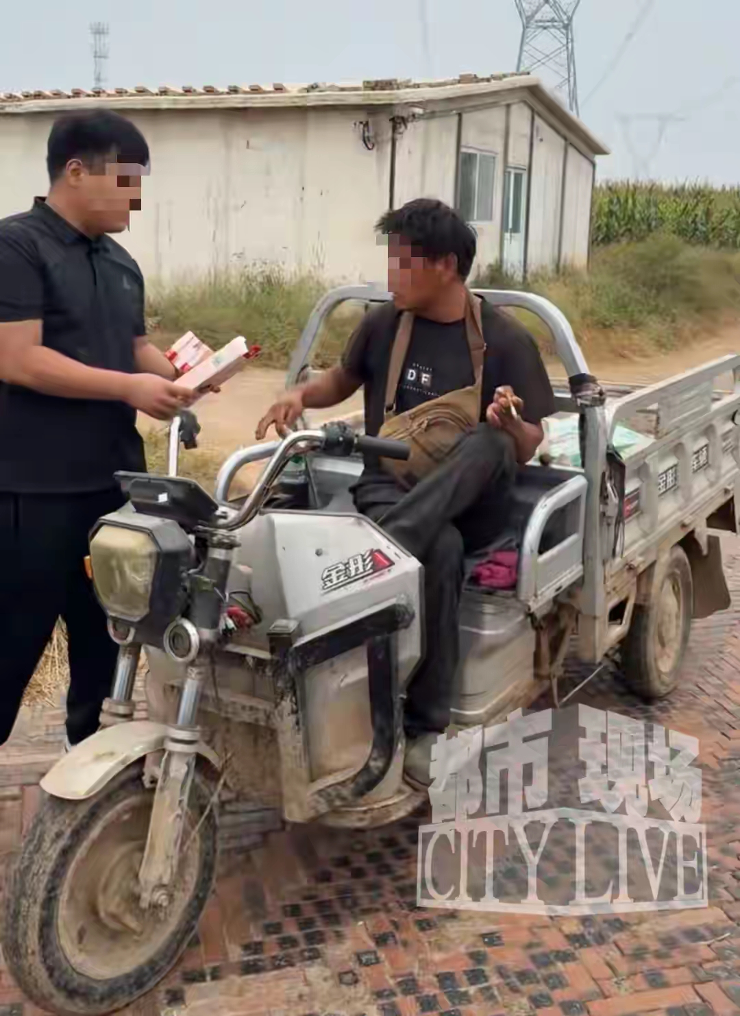 “不给烟就捣蛋~”河北沧州婚车被人拦下，骑三轮车男子堵路索要整条喜烟。视频发布后，网友议论纷纷，甚至有人认为这种行为涉嫌违法。视频发布者回应：这是当地习俗，熟人来要烟讨个喜气，双方友好和气，请不要恶意诋毁。
 
有一位网友拍摄当地接亲途中的一段视频，在视频中，迎亲婚车车队正在行驶，男子用三轮车挡住去