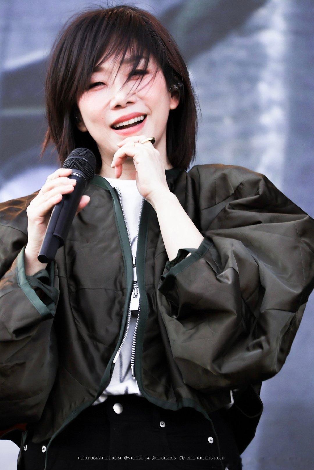 #林忆莲一开口便是时代回响##林忆莲把岁月唱进回响现场# 前一个小时的冷门歌让我看到了她灵魂深处的东西，那是崩坏、倒塌到重生的完整体验，一呼一吸间仿佛听到了生命。 ​