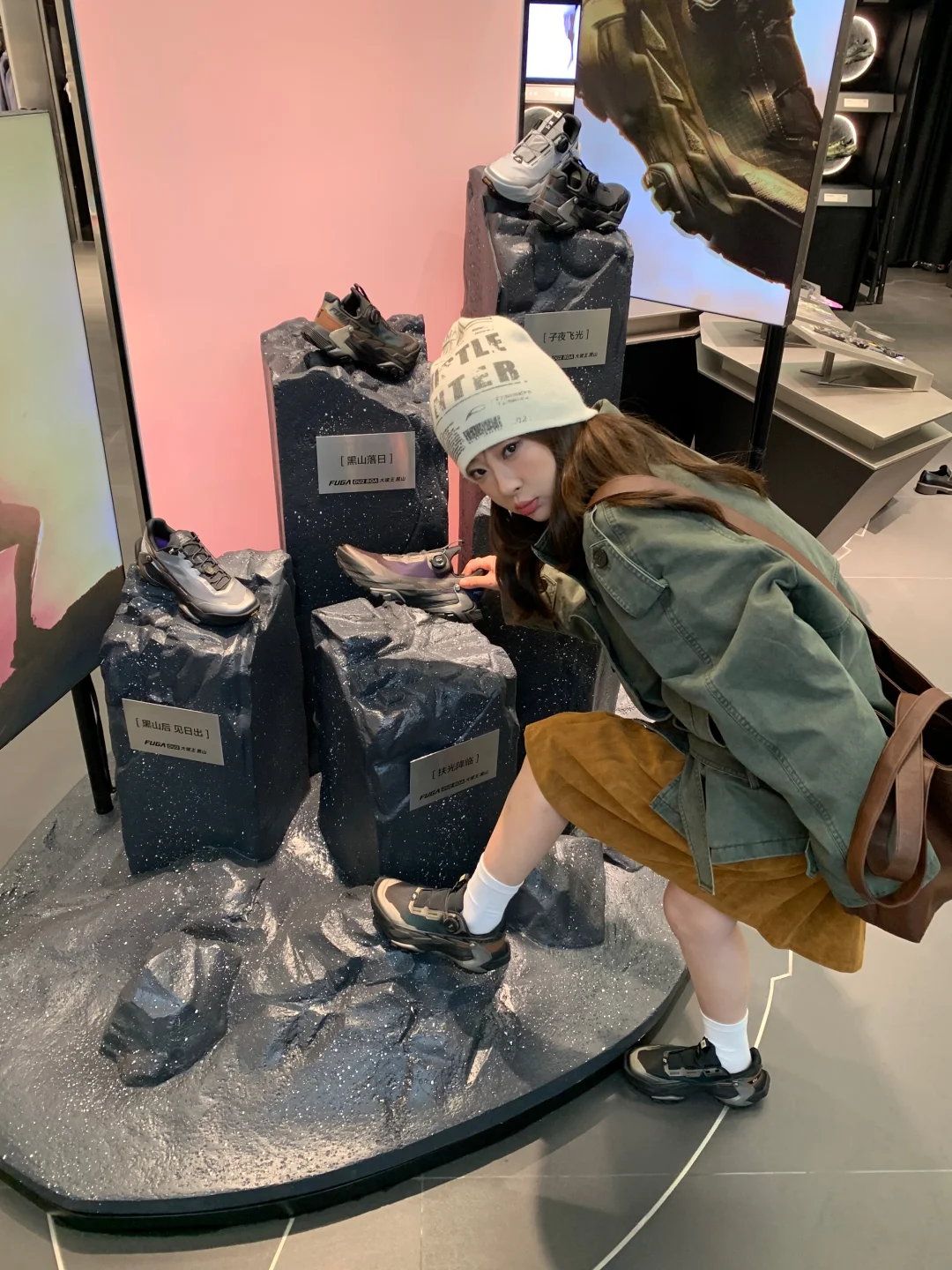 看！我把落日穿在脚上咯