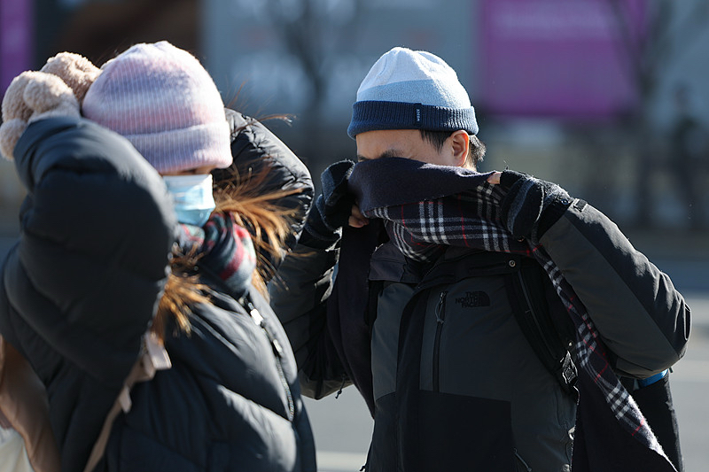 冷空气要来了！北方局地降温10℃，这次是“动真格”的

朋友们，准备好翻箱倒柜找秋裤了吗？

不是开玩笑——一股实力不俗的冷空气正在路上，北方多地要断崖式降温了。局地降幅可达10℃，什么概念？今天还穿着短袖吃冰棍，明天可能就得套上外套哆嗦了。

西北地区东部、华北北部、东北地区是这次降温的“重灾区”