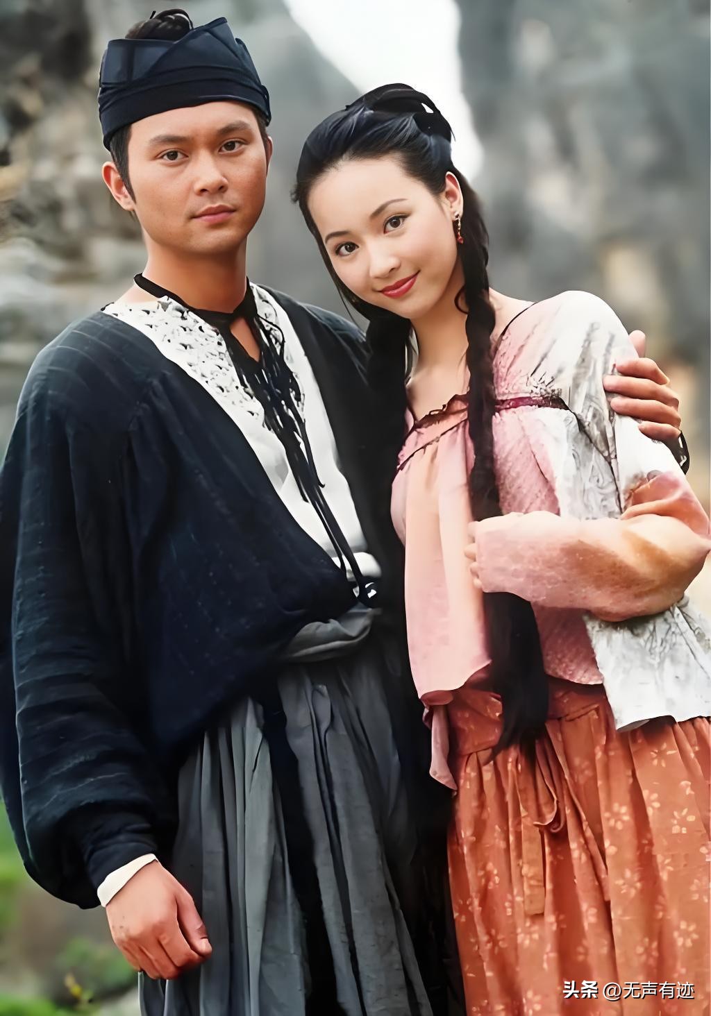 张智霖搂着的女生好像郭碧婷，很是惊艳，又纯、又甜、又媚，三种矛盾气质杂糅在一起，说不上倾国倾城，但绝对能让人眼前一亮又一亮，过目难忘！