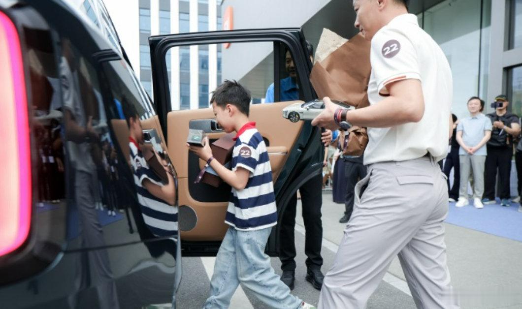 雷军为小米澎程首批车主开门交车 ​