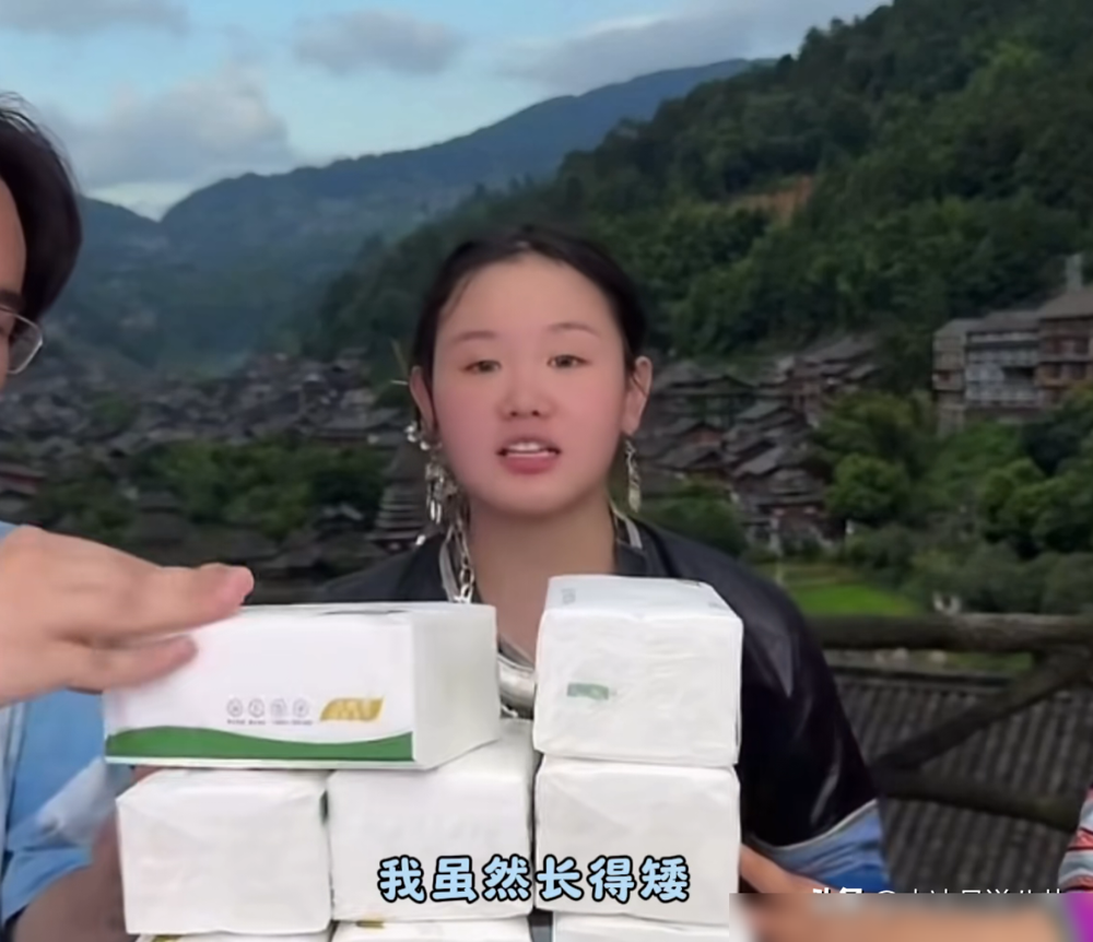 直播间飘过一句矮冬瓜，搁一般人早炸了。张家齐瞄一眼，笑了，回了一句：我矮，但我能压住水花，你能压住啥？
你压得住键盘，压不住人生。
跳台离水十米，教练挑苗子从来不挑电线杆子。身高一超，起跳少五公分，空中转体要多费一倍的劲。周继红早把话撂那儿了，体重长二两，动作全变形。
张家齐发育期个子猛窜，体