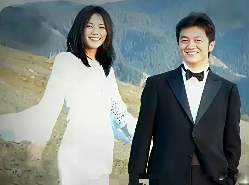 37岁的王菲与34岁的李亚鹏在天山牧场拍的甜蜜婚纱照，李亚鹏穿着黑色西装帅气潇洒，王菲穿着白色裙子漂亮大方，两人手牵手对着镜头笑得特别甜蜜，当时也是真恩爱。