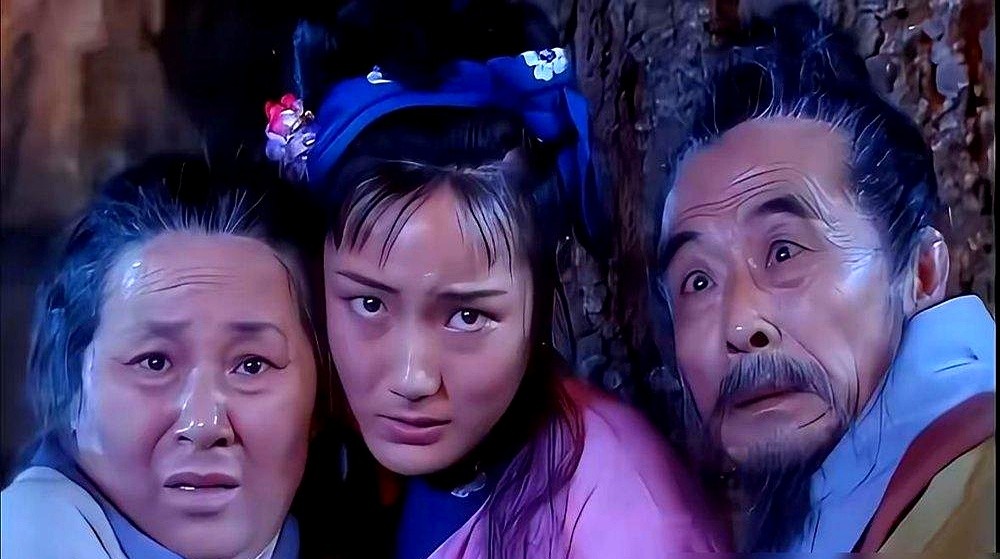 杨洁导演走了快十年，六小龄童到处讲猴戏，但《西游记》里真正让人记了一辈子的，其实是一个连名字都没人提的演员。

小时候看白骨精杀村姑，扒下皮往身上一套，头也不回的那个背影，吓得人只能捂着眼从指缝里看。后来电视重播才发现，绝的根本不是那张皮，是眼神。第一眼还怕孙悟空的金箍棒，第二眼瞬间变得狡诈阴狠，像
