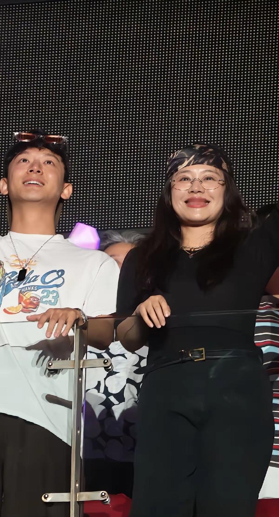 看那英演唱会的明星里，
我最不理解的就是马思纯了。
不是因为第一眼差点没认出来，
而是很惊讶马思纯现在的状态。
 
相比旁边纤细精致的女星，她肉眼可见圆润了不少，身形看着丰腴很多。放在娱乐圈的审美里，确实和以往精瘦的模样反差很大，一度引发不少网友的讨论。
 
但越看越觉得欣慰，她全程眉眼弯弯，笑得特