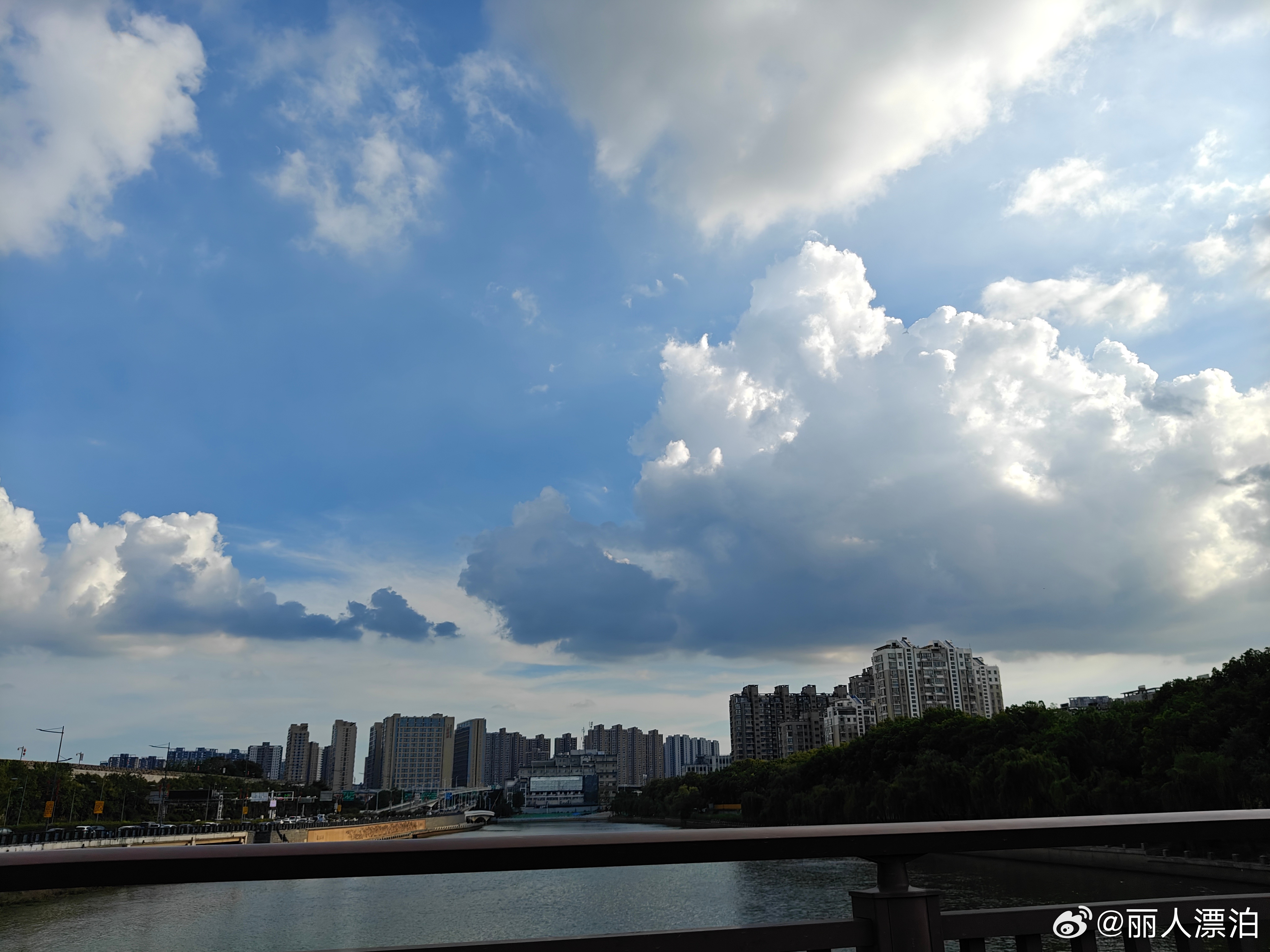 #生活手记##运程##今日贵人时##今日吉数# 

8月20日  运程播报

今日丙午年七月初八，末伏第七天，星期四

今日运程播报：辛酉鸡1981年生人七月运程:学业平稳，但亦有是非麻烦。
壬戌狗1982年生人七月运程:学运欠佳，凡事好坏参半。

今日贵人时：酉（17-19时）

虎日冲猴：生肖47岁的猴，岁煞北，七赤 ​