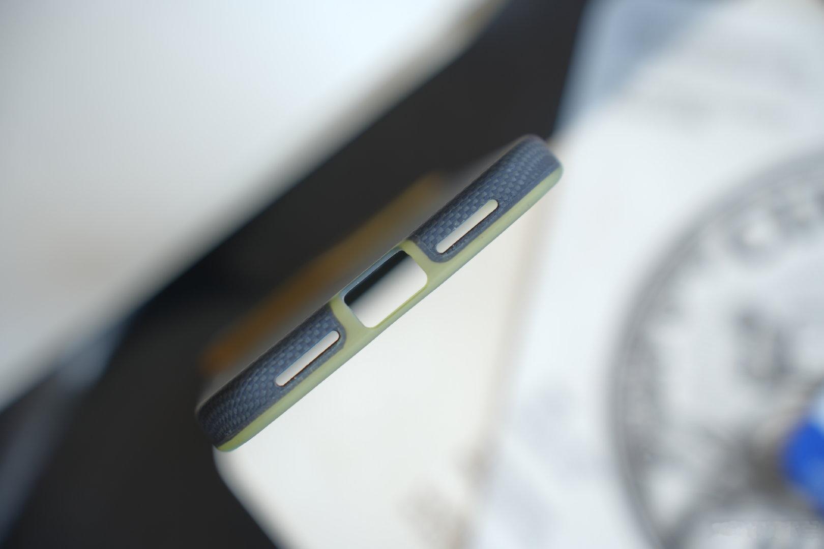 小宇今年iPhone18系列的第一壳又选的newcloth，没想到赤壁2.0已经进化成这个样子了，边框半透明，感觉比之前薄，手感精进不少，而且比原先更协调更好看[哈哈]#iPhone[超话]# ​