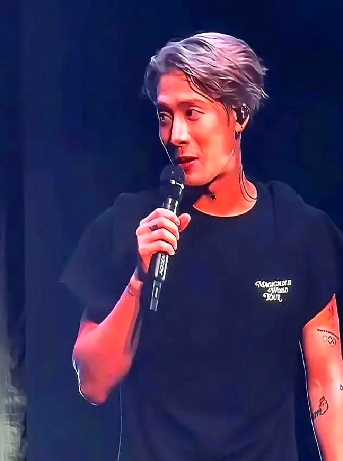当着全场几万人直接自曝174.8，连小数点后那点零头都没四舍五入。

台下粉丝喊着“我们要”，王嘉尔直接摆手自嘲“反正也没人要”。在男艺人恨不得塞三层增高垫、官方资料全奔着一米八写的圈子里，敢把这0.8厘米摆在台面上说的真没几个。早几年在冰箱综艺里他就较真过这个数，如今全球巡演开遍了，数据依旧半点没