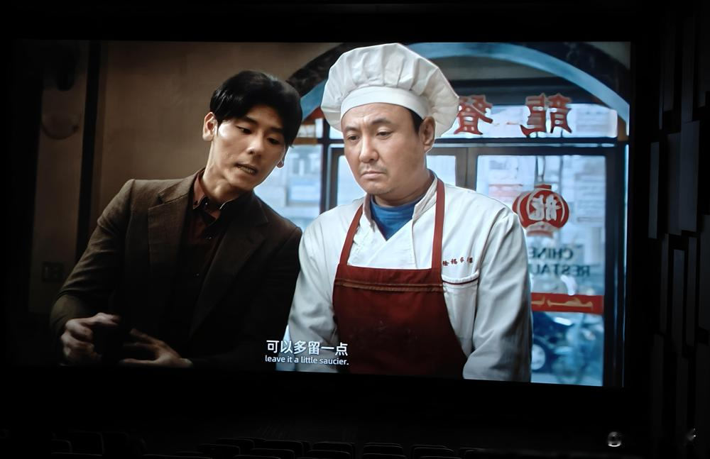沈腾新片20亿，我爸妈看完跟我说了句话，我愣了半天。
退休以后，他俩第一次手拉手进的电影院，票是我买的。《欢迎来龙餐馆》，沈腾演个跑去中东炒菜的大厨。我妈散场给我发语音，说你爸笑得直拍大腿，跟三十年前看陈佩斯一个德性。俩人出来还买了两杯奶茶，坐在商场长椅上吸溜半天，谁也没催谁回家。
我听完才反应