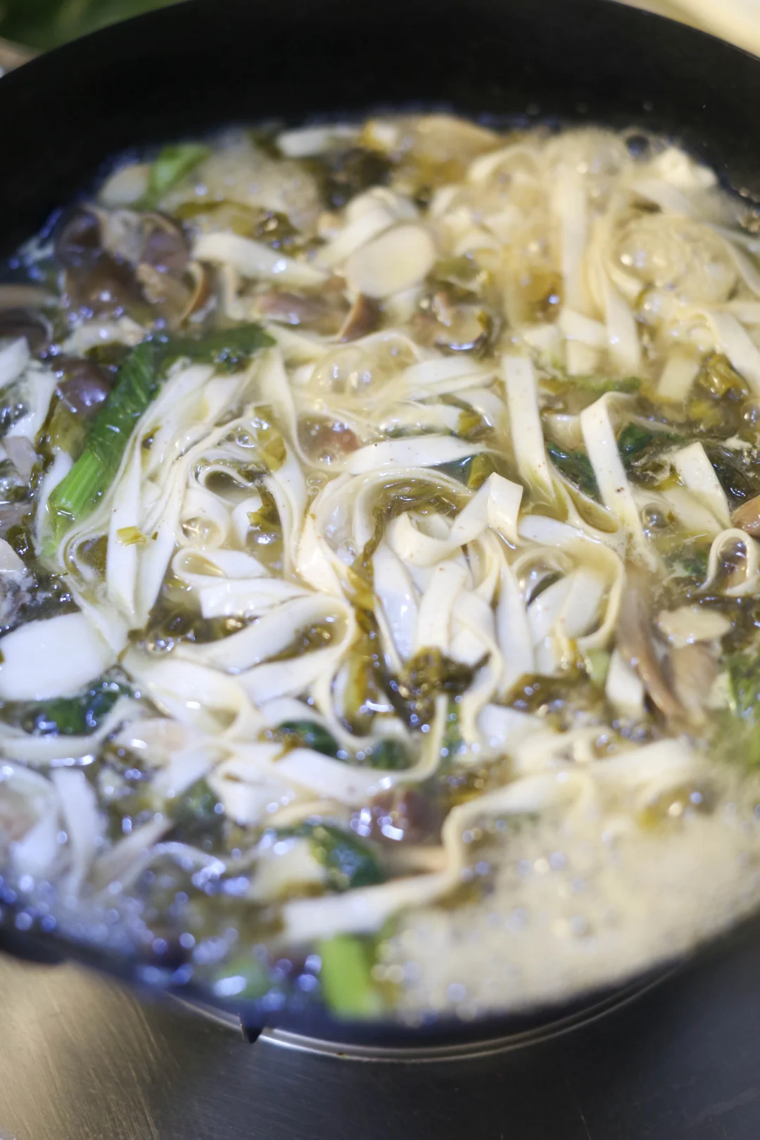 酸菜鹿茸菇炝锅面（363）汤头清鲜面条爽滑