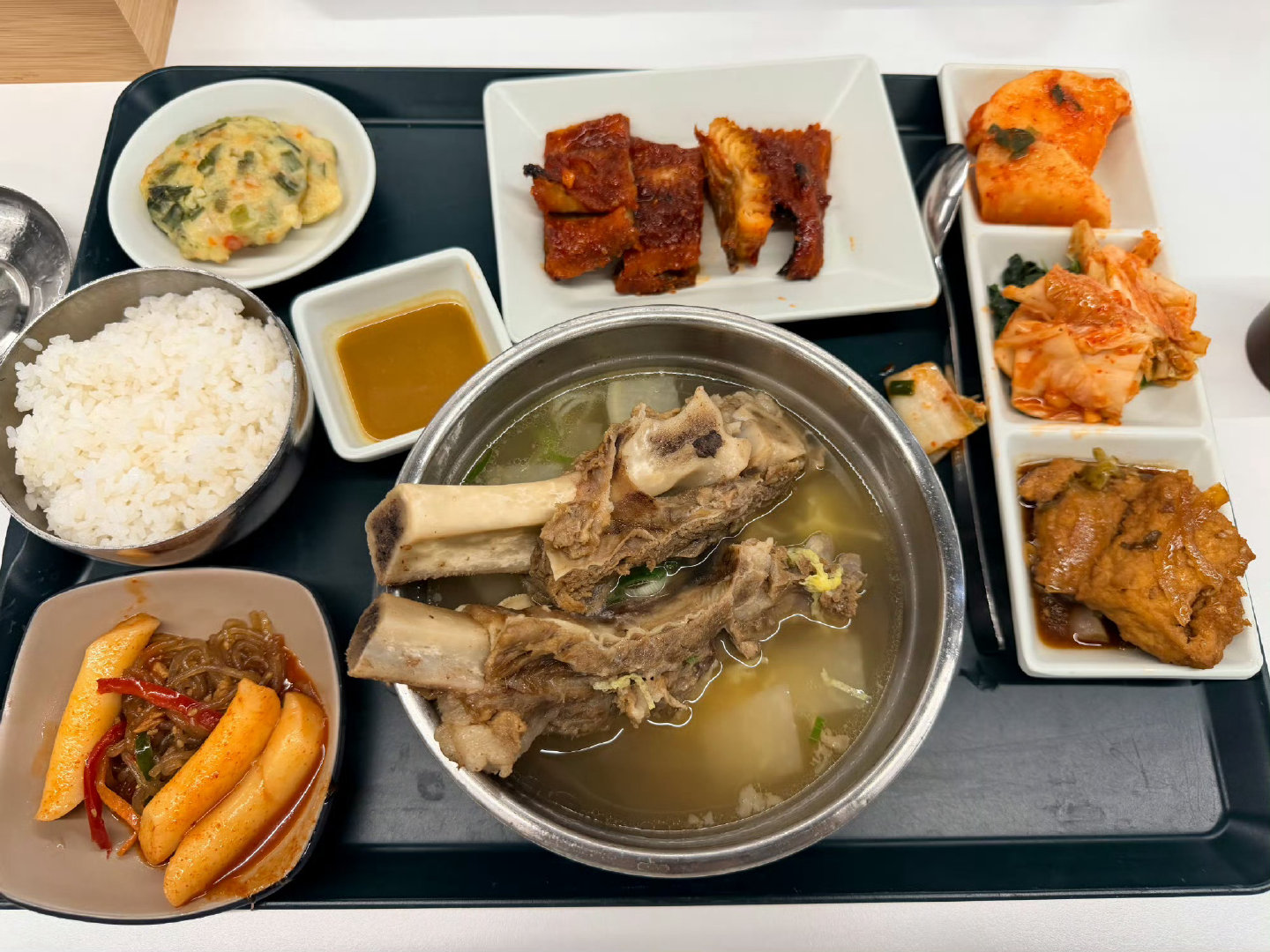 李杰灵在韩国三星食堂吃的午餐，你们觉得是什么水平[二哈]？ ​