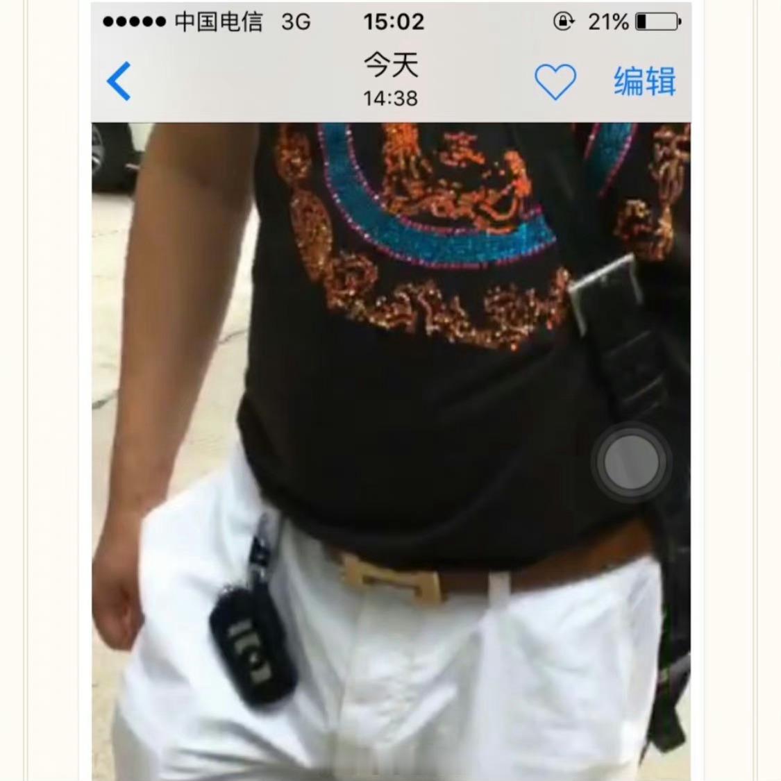 今天陪毛豆妈去省医院查个血手机上直接自己就开了检测去到自助机上一扫十几二十个窗口在喊号全程二十分钟不到就查完了想起多年前带着毛豆省医院查血排队一排就是个把小时还和插队的打架现在的就医比七八年前方便太多了顺便把之前写的这两件事发出来下哈哈哈哈1.省医院，九点给毛豆豆抽血，排队。医院的人，一如即往的多。毛豆豆被妈妈抱着，在远处的角落里等着。排了快一个小时，突然一个40岁的，胖子，花衣服，光头，爱马仕皮带，挂着宝马钥匙的（视频截图如下。视频来自于这个事情发生后在医院后门碰到拍的）那个社会人一下把我一挤，插在我前边，凶狠的说：插个队！我当时没反应过来，以为是错觉。有插队插的这么有底气的吗？我挺客气的说：不好意思，我在这个位置。爱马仕男说：你有病所？插个队，没听懂。我：你才有病爱马仕男开始骂骂咧咧，但我还是对他说：“这是我的位置。”最后，我实在忍不住了，准备喊保安，刚一转头，爱马仕男一掌打在我脑后。就是那种老师以前拍我们脑壳那种动作我当下怒了 ，我把资料交给了后边排队的那位女士说：麻烦帮我拿...