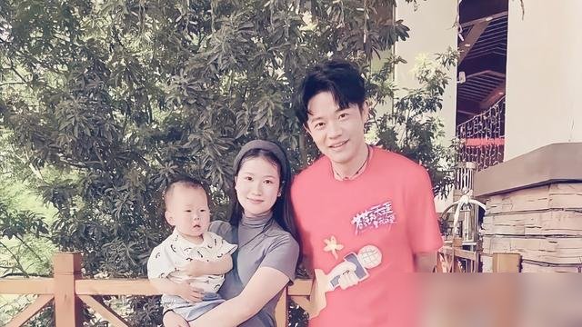 曾毅台上蹦迪，台下回家给老婆端洗脚水，这反差绝了。
都知道凤凰传奇巡演正火，南昌站昨天刚开票，20秒抢空。曾毅在台上又唱又跳，一场下来能瘦三斤。可下了台，这哥们儿直接消失。
不混局，不应酬，手机一关就往家赶。有狗仔跟了半个月，拍到的全是买菜、接娃、陪老婆逛超市。最绝的一张，蹲在小区门口挑西瓜，跟