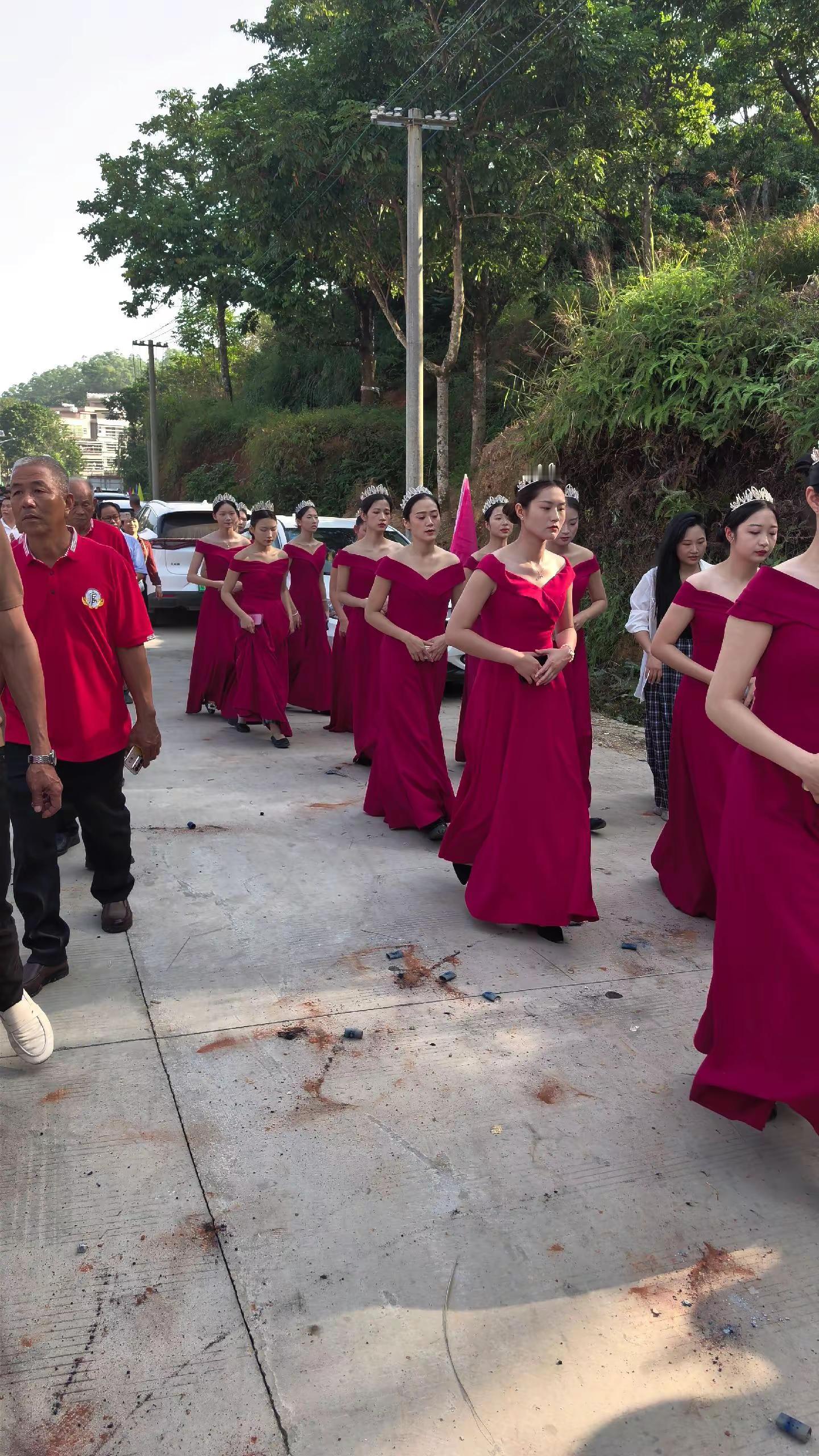 <p>旗袍美女 <!--{img:0}--><!--{img:1}--...