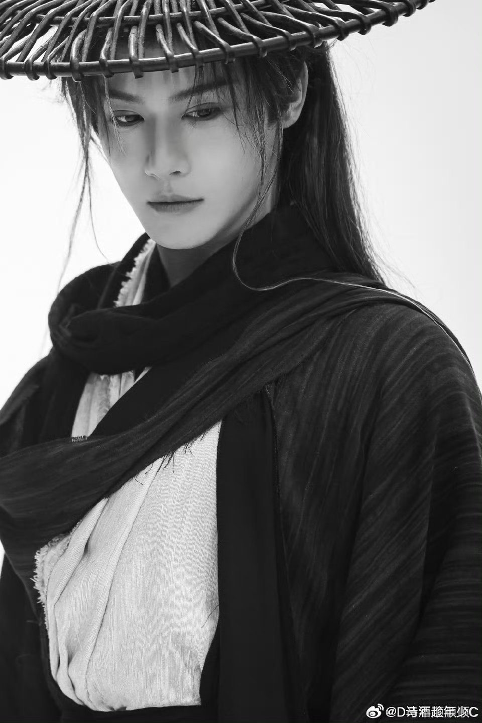 #郑业成河东小镖师# zyc#郑业成舒秀中# 
不用拳脚定输赢，只以智谋解万难。郑业成塑造的舒秀中，是乱世镖途里最清醒通透的存在，温柔自持，聪慧通透。郑业成这是演了剑神接着演智多星呀！好演员就是演啥像啥不设限​
