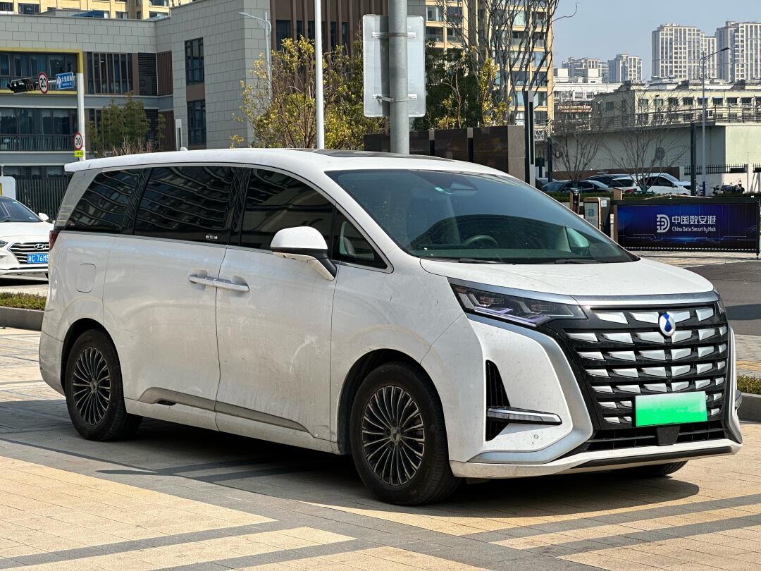 腾势 D9｜网红 MPV，二胎家庭入手先冷静 现在好多多孩家庭都盯上了这台 MPV，第二排座椅舒适度没得说，坐上去像移动的沙发。整车体型巨大，市区拥堵路段穿梭，开起来笨重感很明显。平时上下班一个人开这么大一台车，多多少少有点大材小用。【来自懂车帝车友圈】