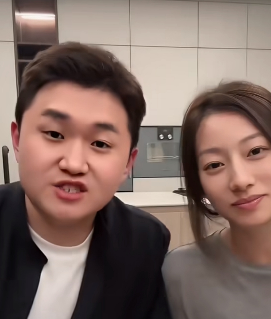 张百乔的视频，有网友留言:互联网走一对被云离婚的。张百乔点赞了这条评论。 他俩的结婚五周年视频还是满满的感动，原来张百乔小雪是裸婚，没有婚礼没有婚纱照没有度蜜月。 ​他与小雪好着呢，只要人家不同框就说人家离婚 人家就不能有自己的工作吗，人家只是想安安静静过日子。