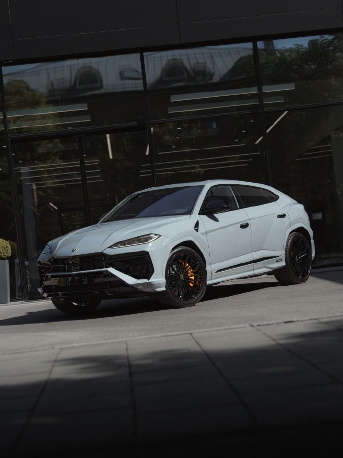亮面中国灰上身的Urus SE，低趴车身自带压迫感，V8声浪一响，整条...