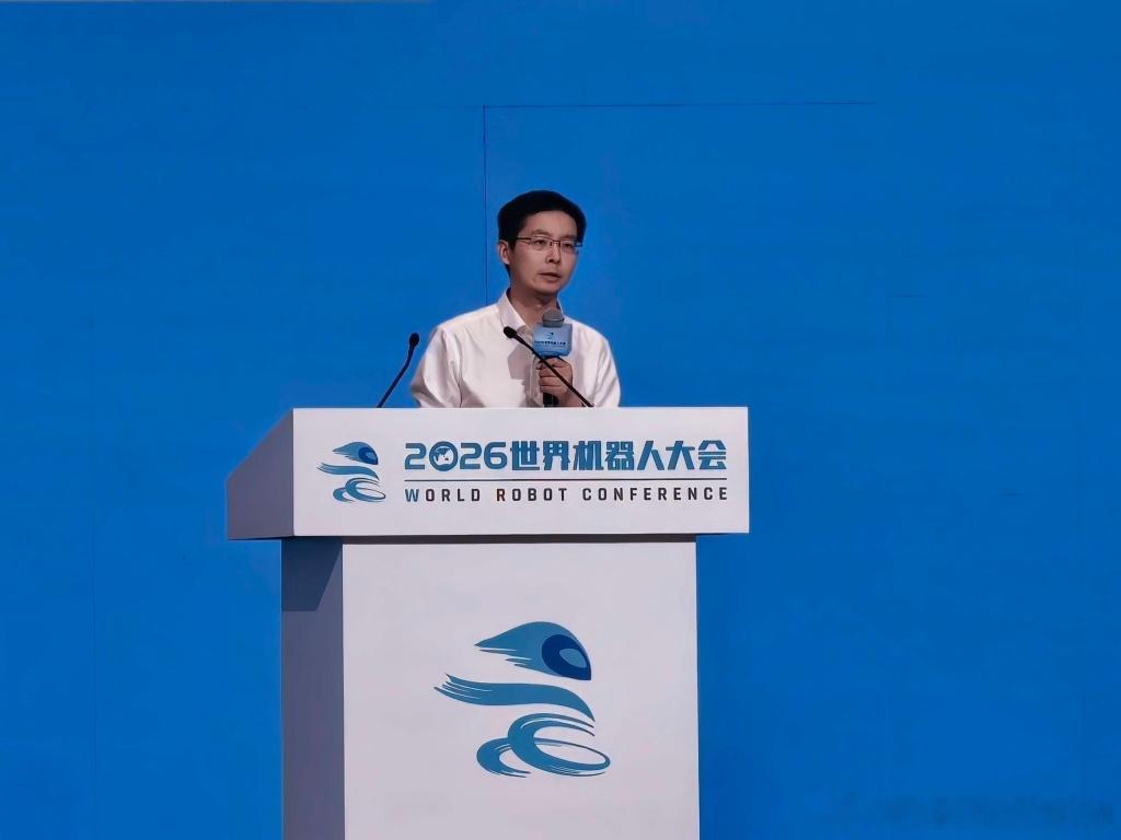 王兴兴：机器人不拼“才艺”，拼“工时”

8月19日，“人形机器人第一股”宇树科技股份有限公司登陆A股市场，成为市场关注焦点，第二天，宇树科技创始人就马不停蹄赶到北京举办的2026世界机器人大会，参加大会主论坛，并参与发言。

王兴兴表示，人形机器人已经能够完成部分简单任务，但距离大规模商业 ​
