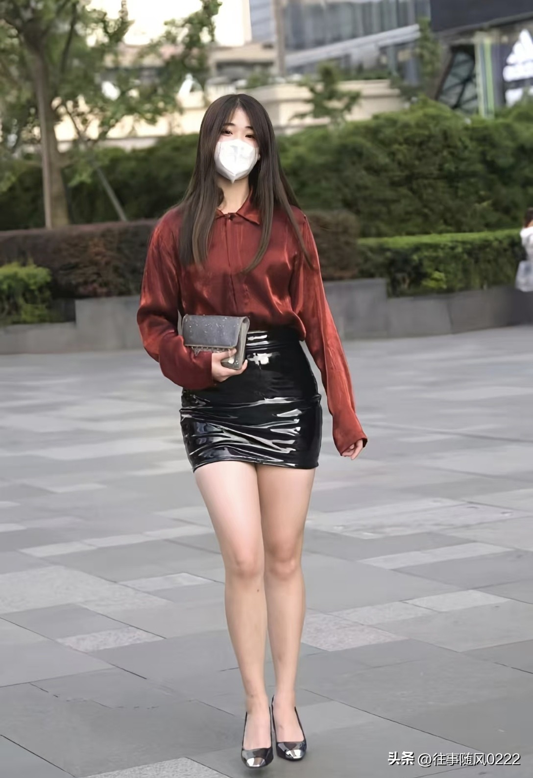 都市时尚女孩，红衣黑裙，自信步伐