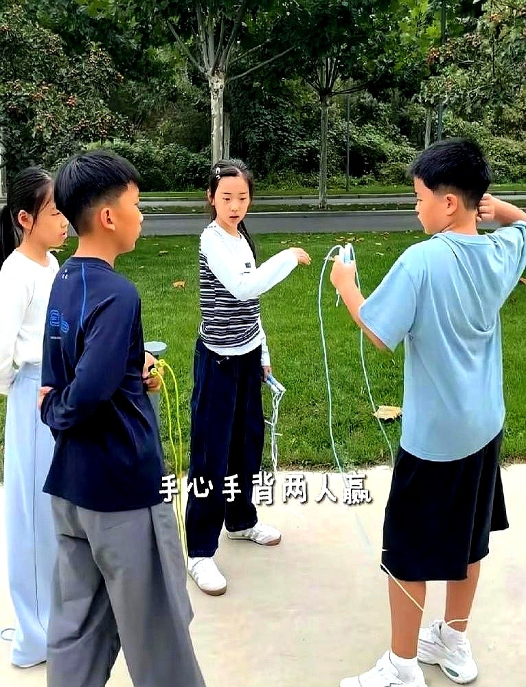 在阿那亚海边碰见董璇、佟丽娅和高露，身边一个保姆助理都没带。

全是大素颜，踩着拖鞋套着防晒衫，包自己背，孩子自己牵。小酒窝和朵朵黏在一块儿跑，高露顺便在海边过了个生日。

佟丽娅刚上节目把陈思诚的旧账翻篇，扭头就在网上吐槽带娃太“费妈”，网友直接调侃这是“组团车轮战”。

名利场里天天讲人脉资源，
