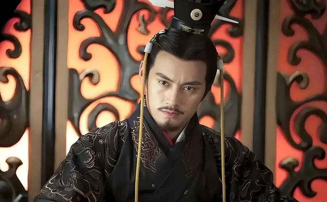 刘秀为什么不杀功臣？


建武十三年，洛阳南宫的朝会上，一份奏疏递到刘秀面前。有人告发耿弇，说他在河北的旧部还有三千人没散，营中夜里常有人聚饮。

刘秀看完，没问左右，直接把奏疏递给了耿弇。

耿弇接过，脸色发白，当即跪下，请求交出兵权。刘秀扶他起来，只说了一句：“你交不交，我都不杀你。但你要交，我
