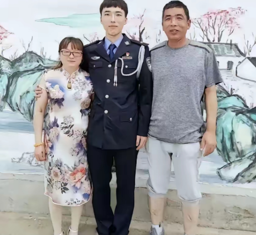 江苏一女子，儿子因公牺牲，她伤心欲绝，每天以泪洗面，2022年一天，她在商场，突然看到儿子身影，她心怦怦直跳，猛扑过去，一把抓住他，儿子，是你回来了吗

被拽住袖子的小伙子愣了两秒，垂眼看见眼前满脸泪痕的阿姨，嘴角动了动没说出话。
他刚换了便装出来给队里采买慰问品，袖口还沾着上午出警蹭到的灰烬，还没