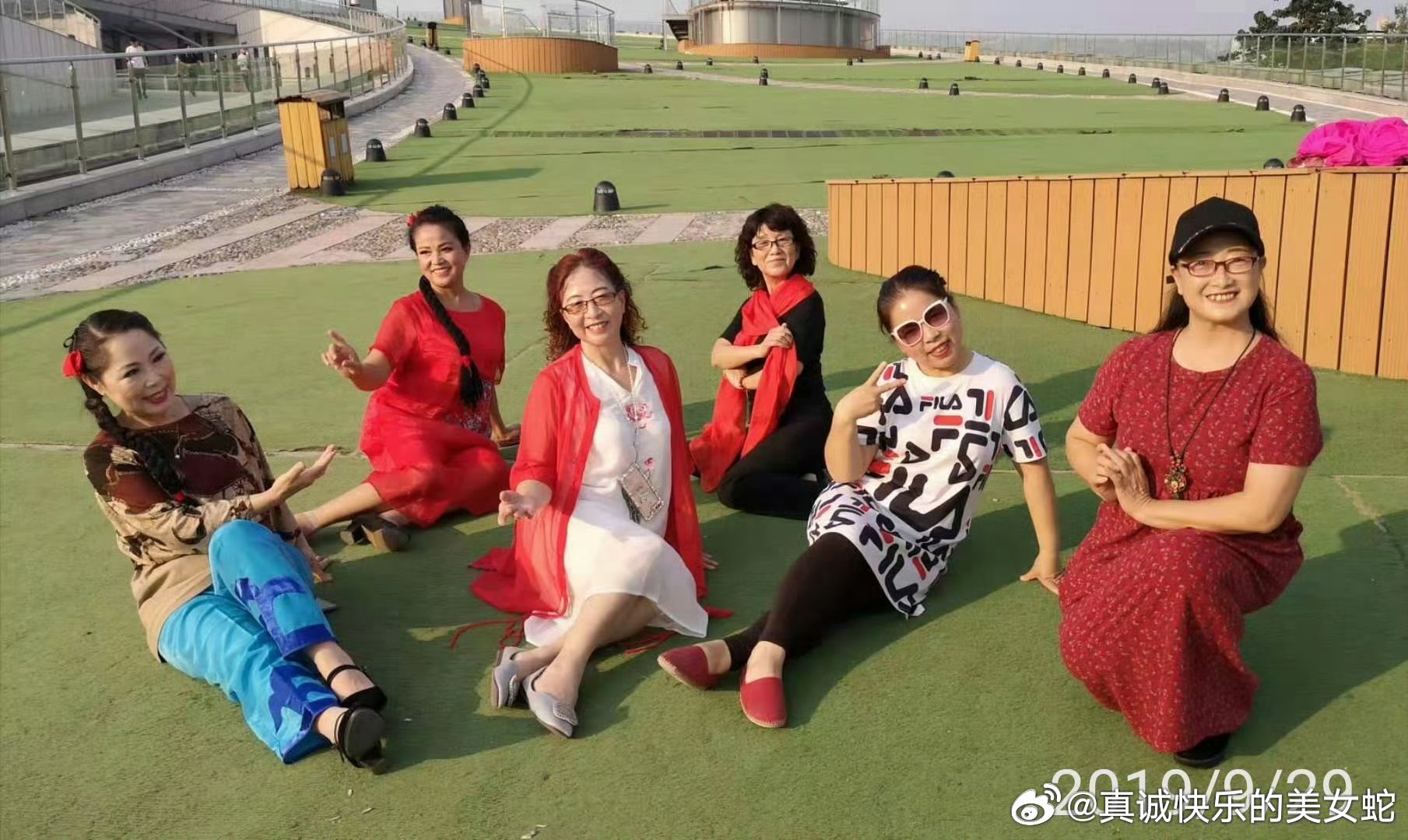 1、人有三不碰：一、别碰烂桃花，你以为你在谈恋爱，人家可能在做局；你以为她图你帅，她可能盯你房本！聪明人心里记一条：婚外的火，烫了自己还烧了屋！二、别碰烂兄弟。什么是烂兄弟？借你钱跑得快，喝你酒占得多，背后还专捅刀！兄弟不是越多越好，不踩你底线的，才配叫朋友！三、别碰烂情绪，别动 ​