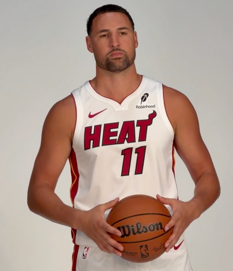 NBA克莱-汤普森正式加盟热火，身穿11号球衣拍摄定妆照。有意思的是...