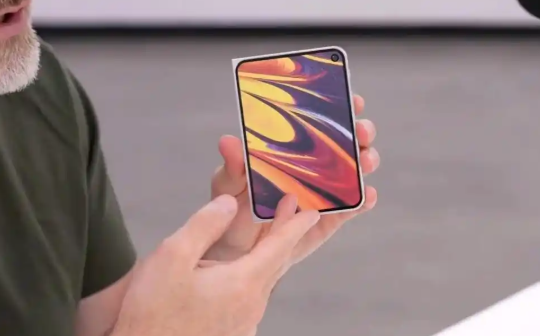 苹果这次真的玩脱了。
首款折叠iPhone Ultra机模曝光，外媒集体唱衰，为了把机身做到4.5毫米，苹果一口气砍掉了三样东西：Face ID没了、长焦镜头没了、续航也跟着缩水。一台两万块的手机，配置还不如一万块的Pro Max。
昨天跟个追了苹果十年的老果粉聊天，他翻完外媒放的机模上手视频，转手