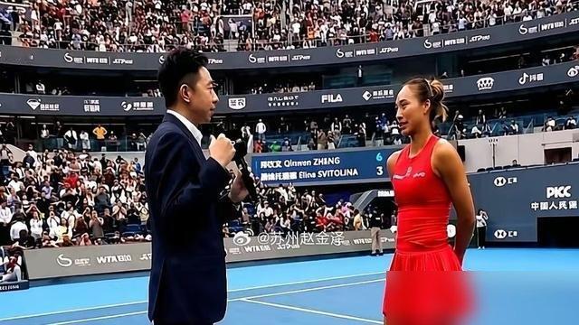 郑钦文夺冠后直接走了，连采访都没给老外留面子。
10月11号中网决赛，她7-5、6-4干掉新科法网冠军安德列娃。首盘4-5落后，对面攥着三个盘点，她全给捞回来了。最后一球直接ACE砸死，全场炸了。
这是中网20年头一个中国冠军，还是拿外卡打进来的。奖金770万人民币，排名从54干到23，重新坐回
