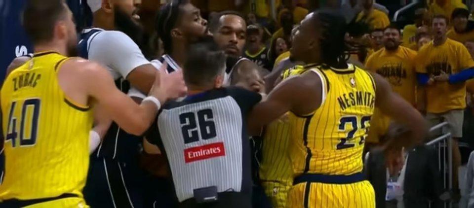 北京时间10月24日，NBA常规赛继续进行，独行侠对阵步行者。本场比赛也是步行者球星哈利伯顿复出后回到主场的常规赛首秀。弗拉格反击被内史密斯犯规，肩膀不适。内史密斯领到一级恶意犯规。第三节，独行侠官方宣布，弗拉格左肩酸痛，退出比赛。

比赛进行过程中，场上出现冲突：独行侠球星弗拉格遭到对 ​