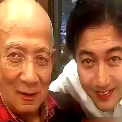看到撒贝宁和他爸年轻时的照片，我才信了啥叫“生物学上的复制粘贴”。

不仅是老撒，尼格买提、水均益几位主持人和父亲往那一站，眉骨的走向、笑起来嘴角的弧度，连眼角的褶子都分毫不差。老祖宗给的底子，真的半点不由人。

更绝的是那股使不完的精气神。前脚刚回武汉探完亲，后脚就扎进演播室，评完《资治通鉴》手稿