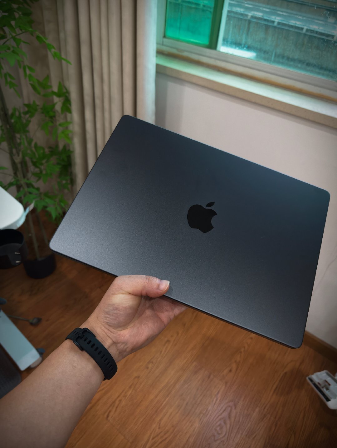 这是我第一次买深空灰的MacBook，质感确实不一样。

之前不管是Mac Mini还是MacBook Air和MacBook Pro，买的都是银色的。

但说实话，深空灰沾指纹后，显脏确实比较严重！😂 ​