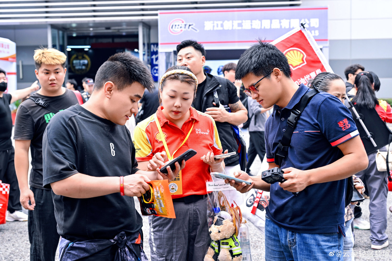 #重庆摩博会的C弯有多出片# 看完大佬压弯，谁的DNA动了🏍️每个骑士心里都想亲自跑一次C弯。壳牌带你亲身感受压弯贴地的快感，把自己骑行的帅气模样留在摩博会。 ​