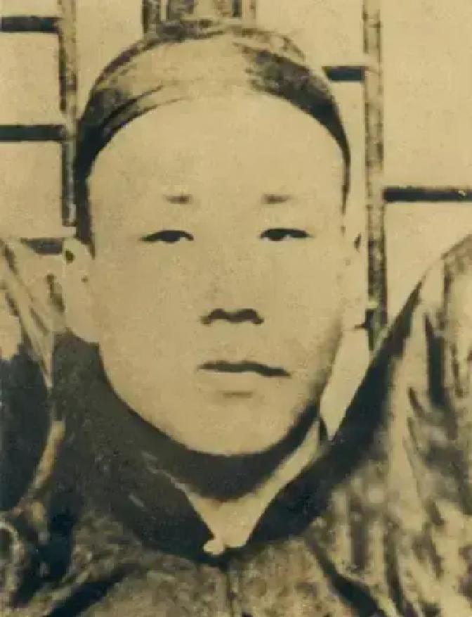 1895年，光绪皇帝在殿试阅卷时，翻到一份考卷，忽然停下来。他在卷子上的某处划了个圈，沉默片刻，随即红了眼眶。当日便做了决定：把原本排在后面的这份答卷，亲手提为第一名。
圈上的墨迹还没干透，光绪已经站了起来。他让身边的太监立刻去传那位考生。
骆成骧被带进偏殿时，手里还沾着考场里沾上的墨。他低着头，不