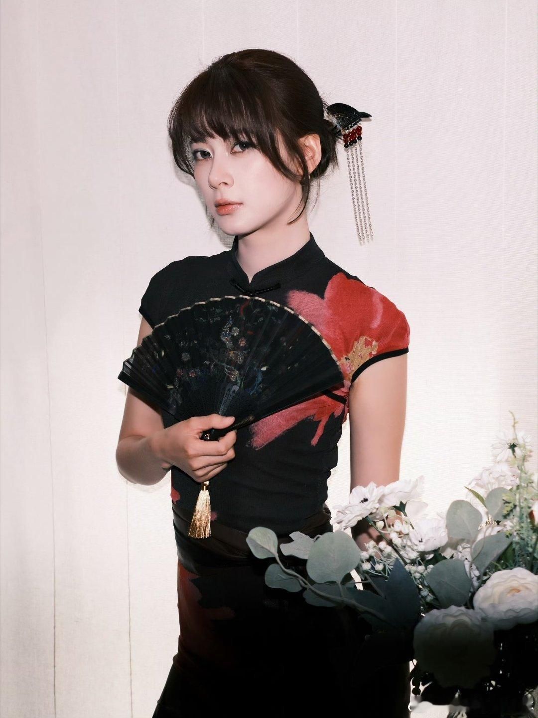 中秋快乐#辛芷蕾[超话]##迪丽热巴[超话]##赵昭仪[超话]##胡先煦[超话]##王安宇[超话]##秦海璐[超话]##秦岚[超话]# ​