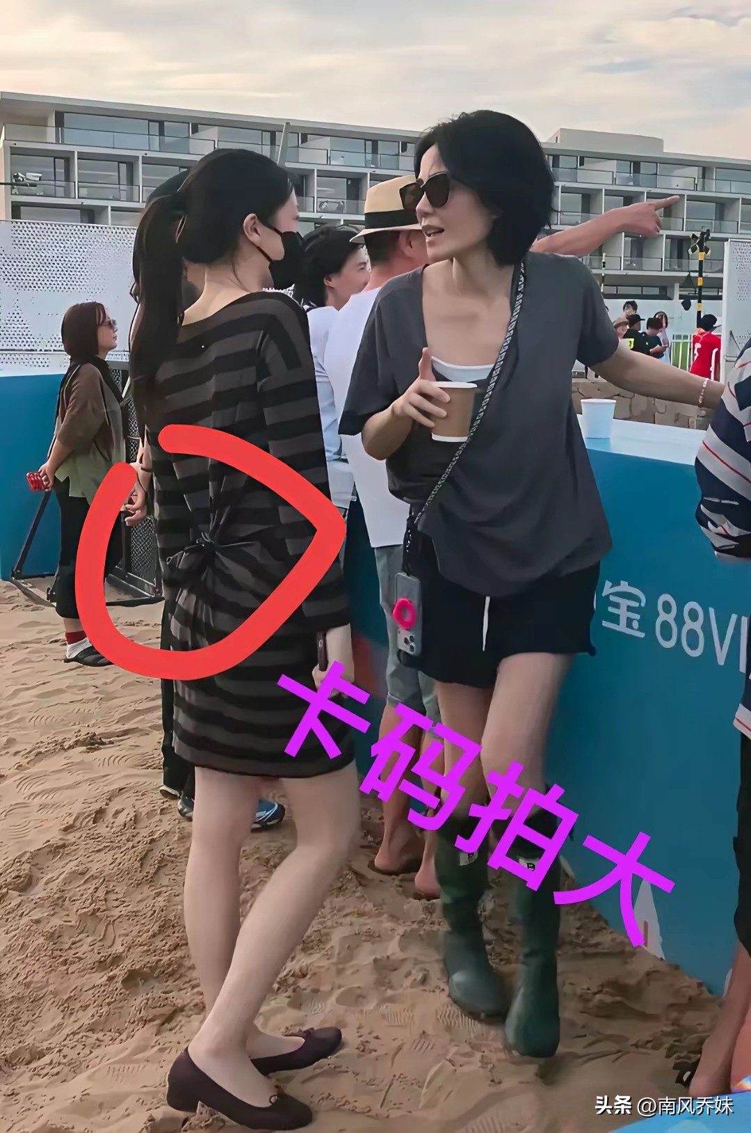 王菲那么有钱，为什么就不能给李嫣买件合身的衣服？
李嫣和王菲一起去看窦靖童参加音乐节，李嫣穿着的裙子有点大了，就用一个橡皮筋拴着。
这样显得李嫣的身材很好看，毕竟衣服大了，看起来原本瘦瘦的李嫣，显得又矮又胖。