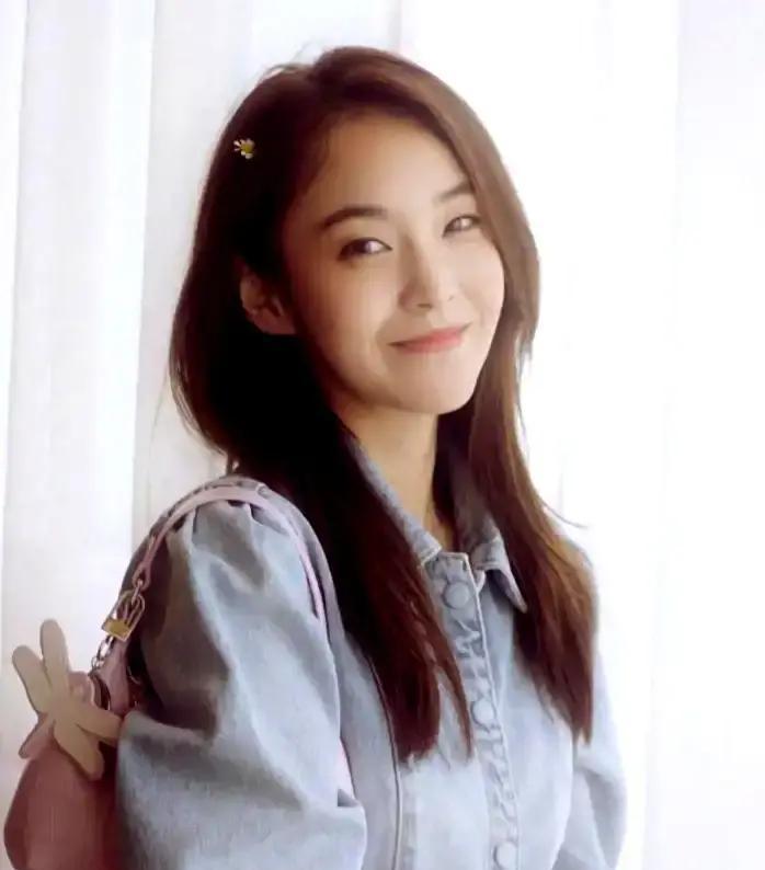 张佳宁给妈买完房，亲爹找上门要赡养费。她扭头问舅舅张晓龙：“爸，这事你怎么看？”一句话，把亲爹怼得哑口无言。从小不管不问，凭啥老了就想来摘果子？
 
一只放在门口的果篮，最后进了垃圾桶。故事里，张佳宁没有接受父亲带来的水果，也没有因为一句“我是你爸”就让对方进门，她给出的答复很简单，真要赡养费，可以