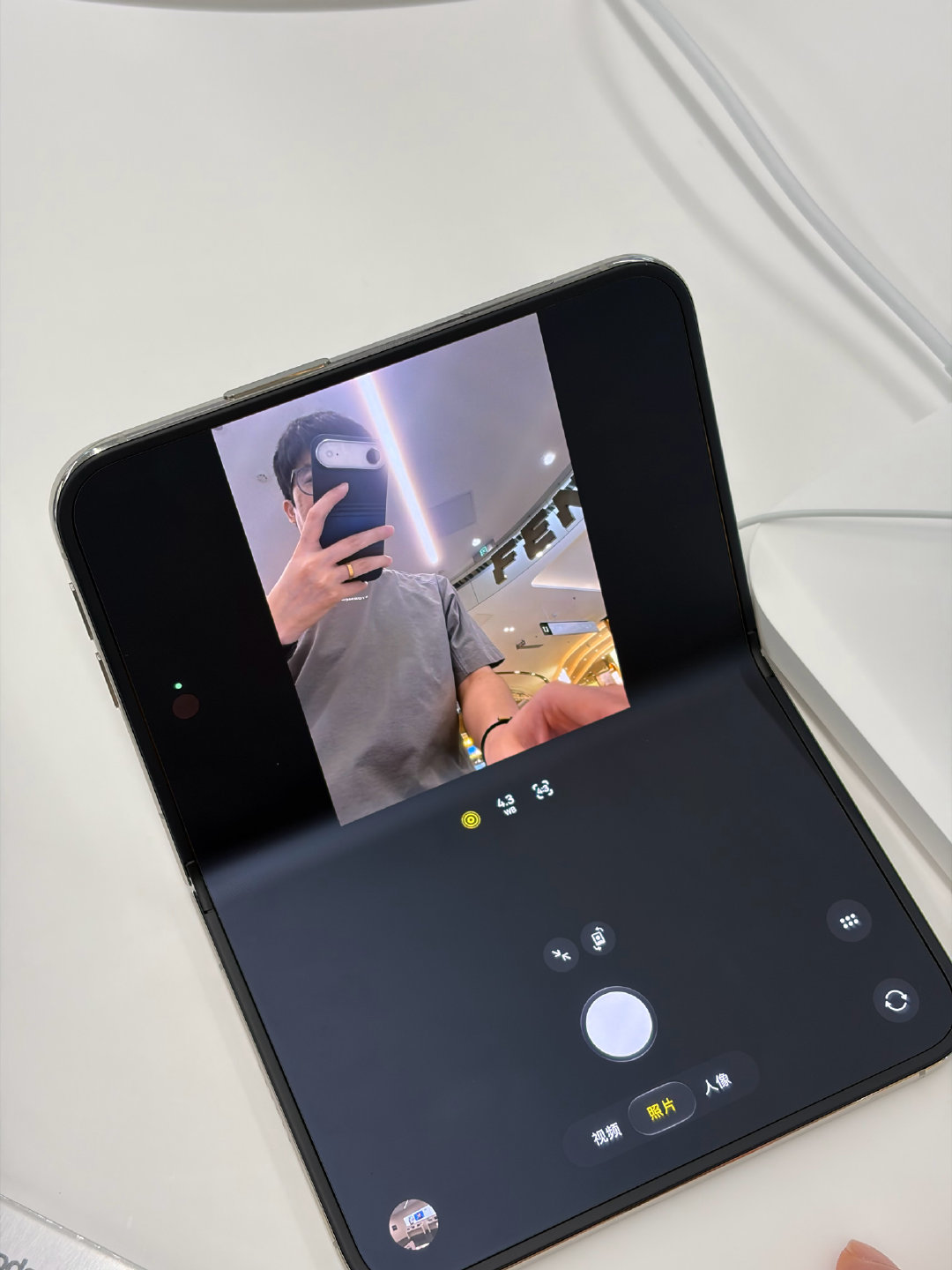 [流鼻血]iPhone Duo 屏下摄像头的拍照素质就是拍个影了 ​