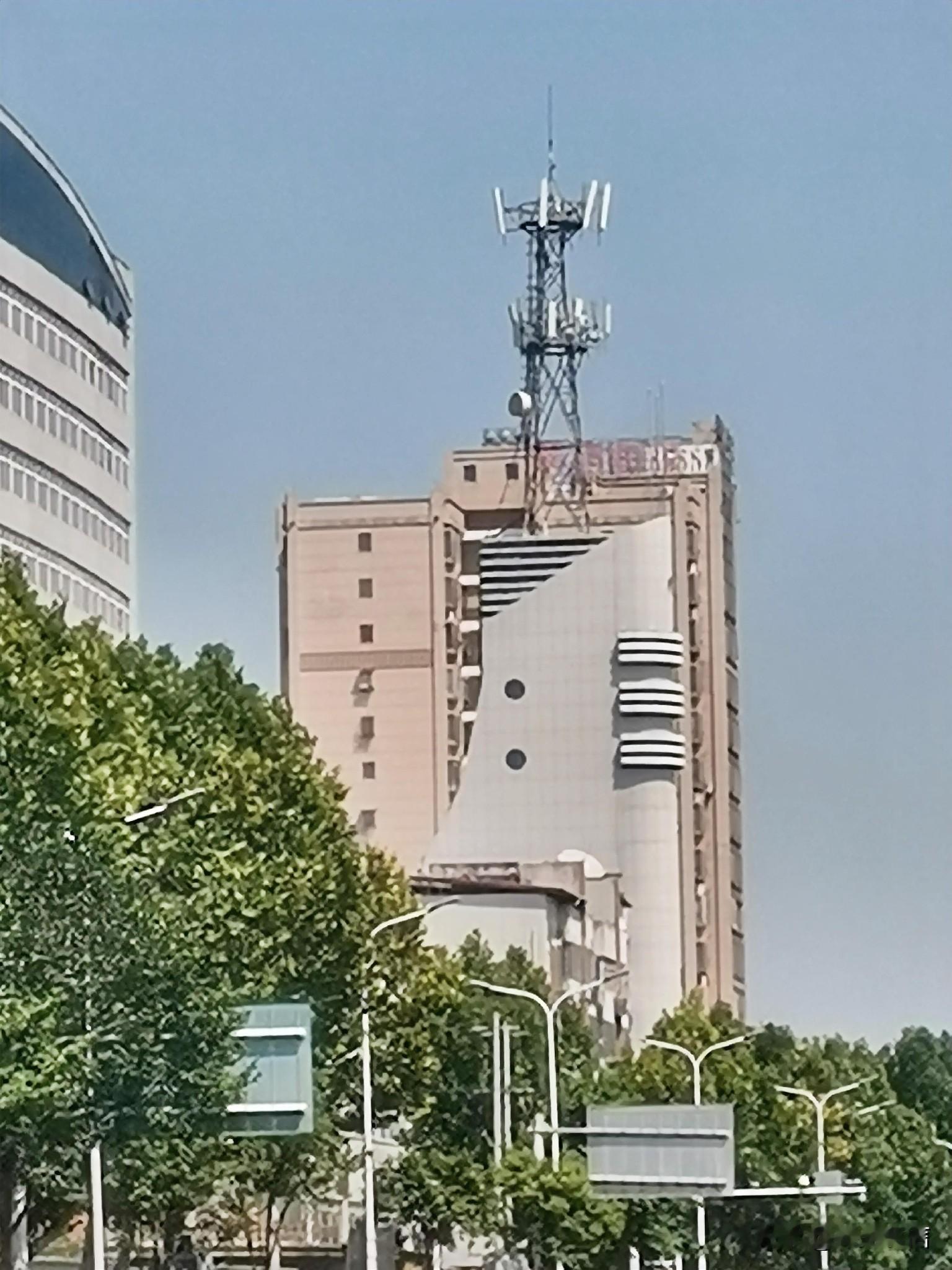 涉嫌洗钱罪同时踩中其他罪，法院到底定哪个？
        ——洗钱罪竞合，两条路径讲清楚
      “我帮人转了一笔赃款，既像洗钱，又像掩隐，法院到底定哪个？”
       这是洗钱案被告人最关心的问题。定哪个罪，直接决定刑期长短。法释〔2024〕10号第六条，把竞合规则分成了两条路径。