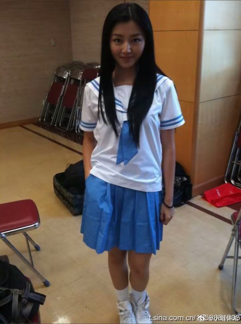 #衛詩雅[超话]#  我的天啊，这个水手服萌得我TvT 我也要买一件同款了​