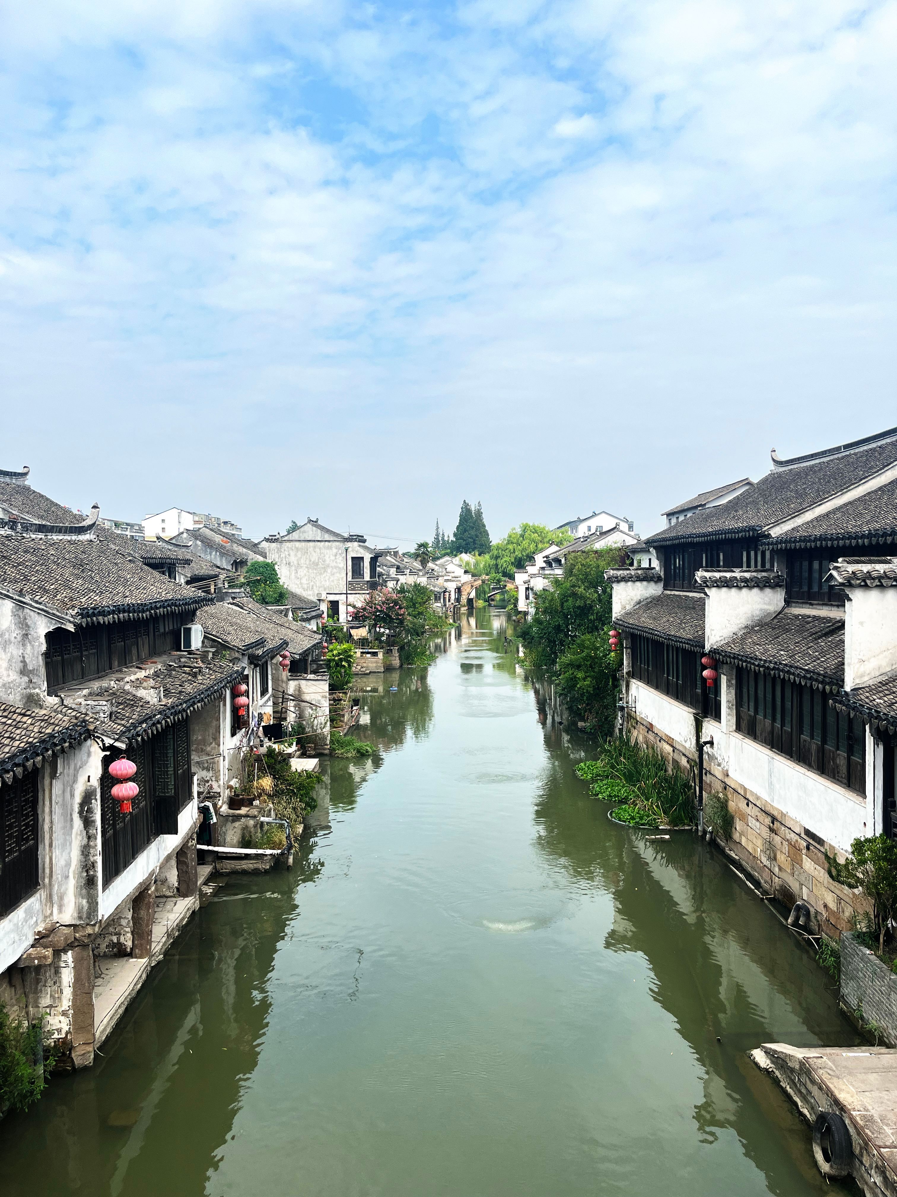 国庆真的别乱出去玩！过来人整理的避坑实话
 
每年国庆都能看到一大堆人白跑、踩雷、花冤枉钱，真的特别能理解那种满心期待、结果全程糟心的感觉。
 
整理了一份普通人实用出游避雷攻略，没有虚话，都是真实好用的经验，国庆出门一定要看完再走！
 
🎫关于门票
现在热门景点真的没有现场售票！
不提 ​