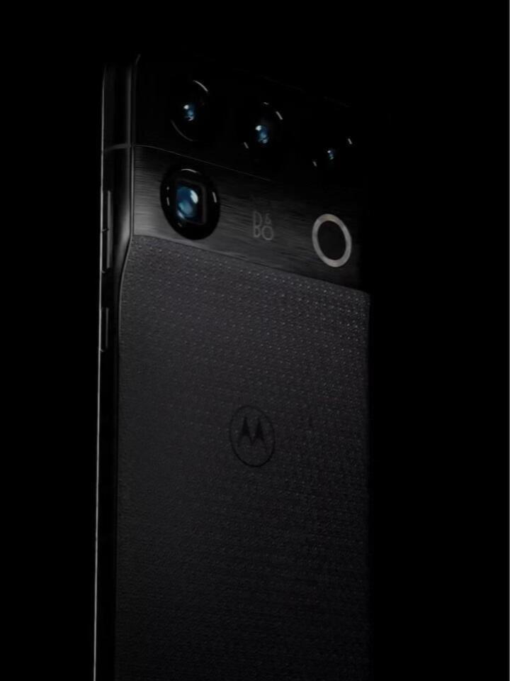 在 2026 高通骁龙峰会上，摩托罗拉提前秀出了下一代超高端旗舰 motorola signature 27。
 
2 亿像素潜望长焦，首搭 B&O 音频，新机采用铝合金机身，镜头区域加入陶瓷和拉丝铝材质。
 
那个好看的摩托罗拉好像回来了[思考] ​